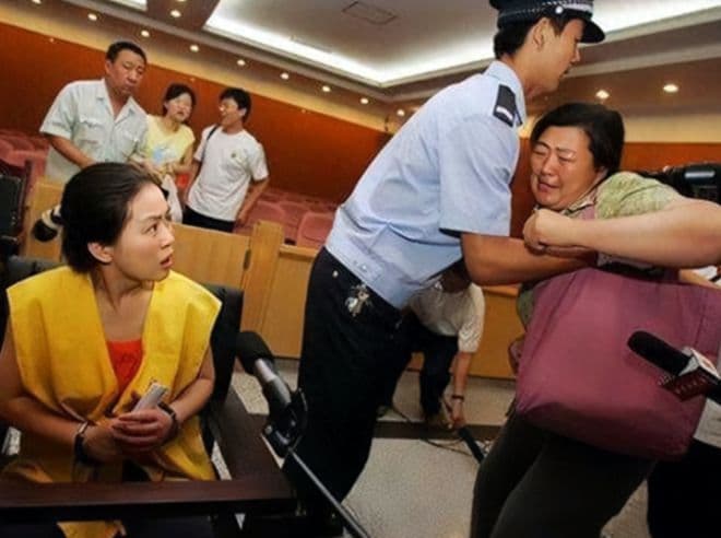2006年，单亲妈妈向女孩泼硫酸，事后不逃跑：儿子，我为你报仇了