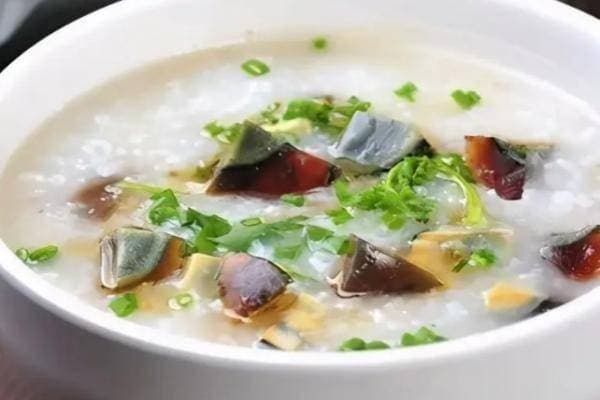 皮蛋粥受欢迎，成为粥品中的明星美食！