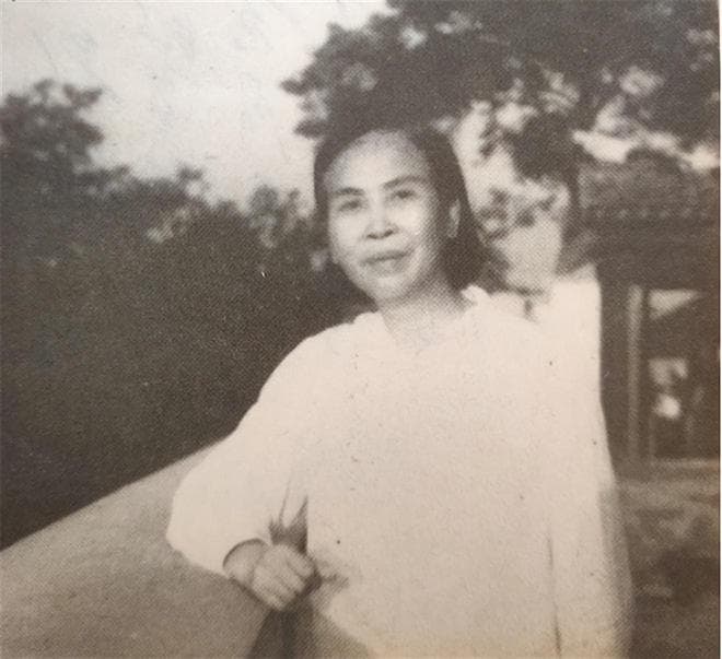 59年毛主席与贺子珍在庐山会面，事后贺含泪坦言：主席和我握了手
