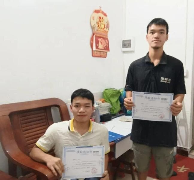 背哥哥上学同桌13年，佛冈这对好兄弟考入同一所高校！