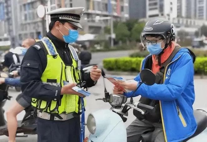 除了戴头盔，电动车“一牌一证”正在严查！合法上路这样做，不查不扣不罚