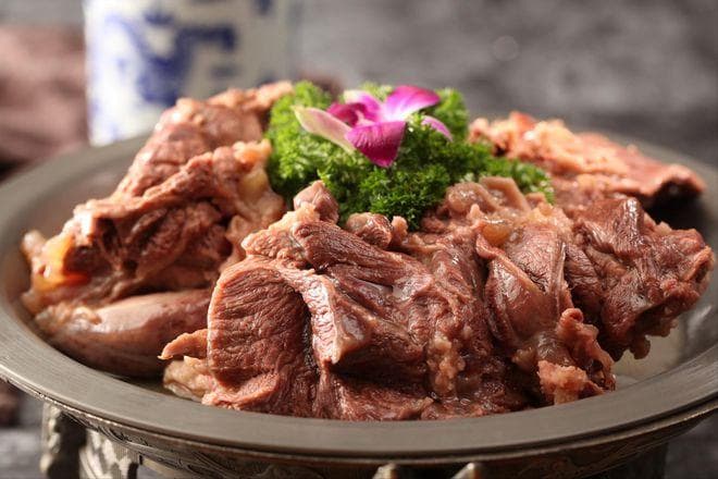 卤羊肉，只会放葱姜就“废了”，加这4种香料，羊肉鲜嫩不腥膻
