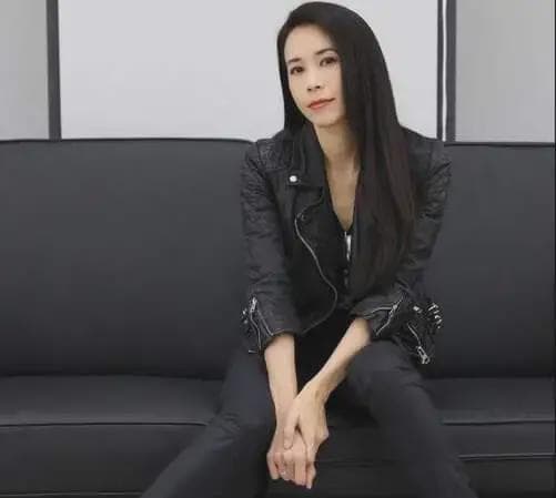 莫文蔚素颜照引热议：54岁女神如何面对岁月？