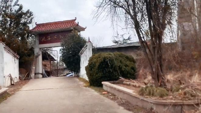 一座建在武汉新洲千年书院边的小学，与山丘融为一体，充满历史感