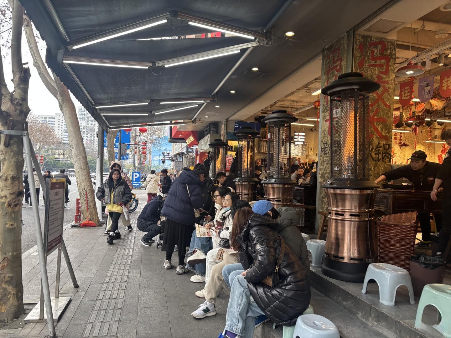 提前一周预订晚餐、排队选购黄金……成都“浪漫消费”火热