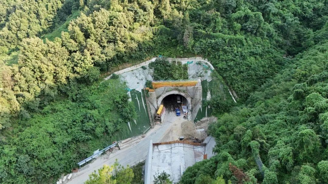 西十高铁湖北段火车岭隧道贯通，黄鹤楼牵手大雁塔指日可待