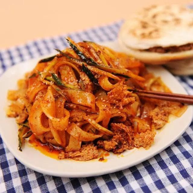 北方特色小吃擀面皮做法，揭秘它的香料配比