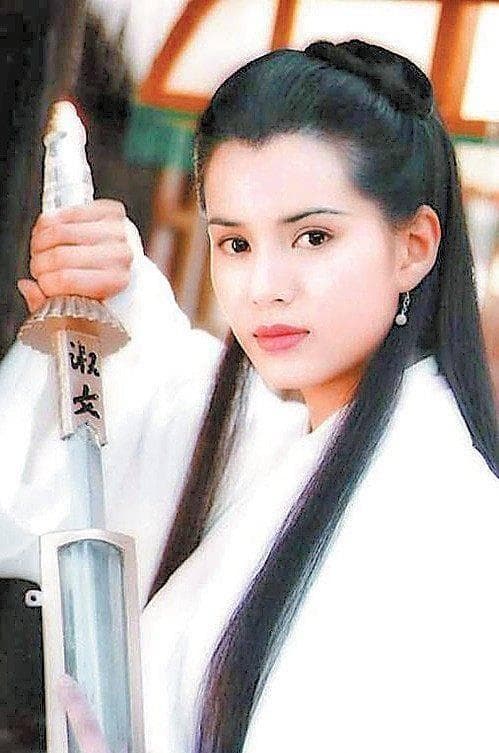 杨过拜小龙女为师后，为何不称呼师傅，而依然以姑姑相称？