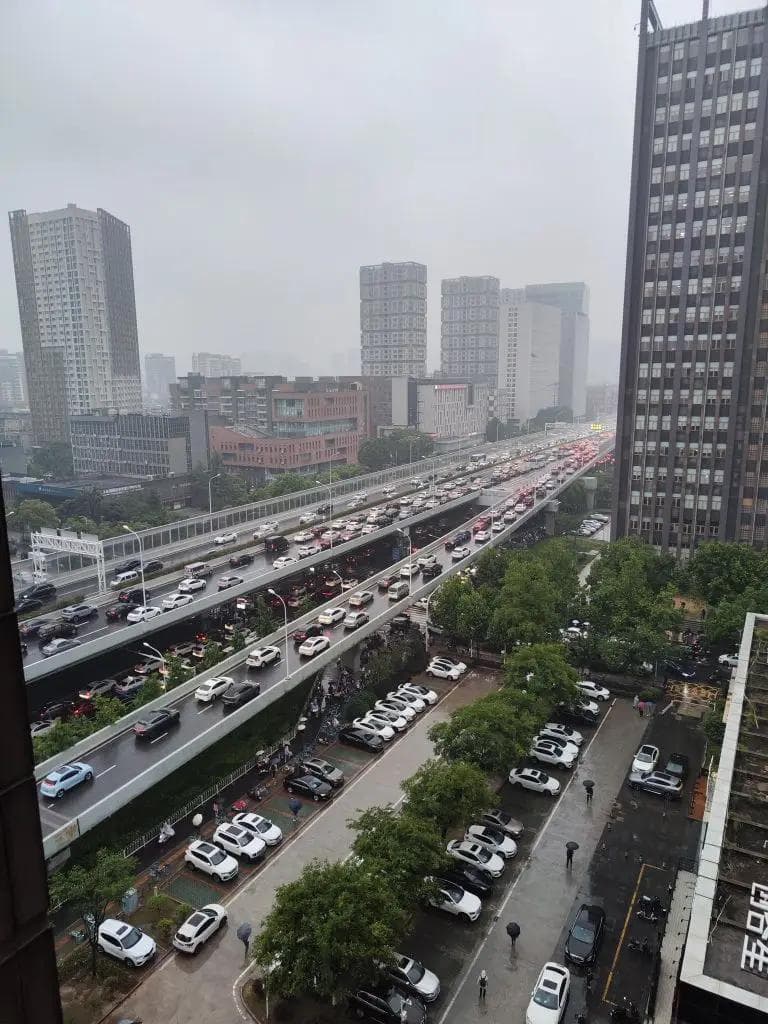 雨天驾车安全指南：7个实用技巧助你安全出行
