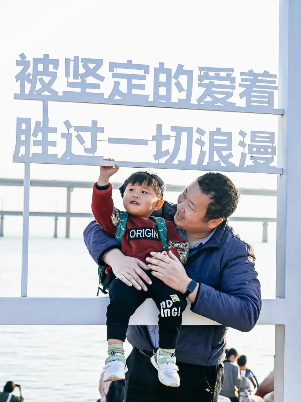 厦门新晋网红景点十里长堤人气旺，可欣赏绝美海上地铁和日落美景