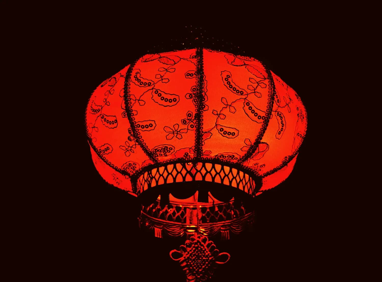 春节必备：大红灯笼高挂迎新