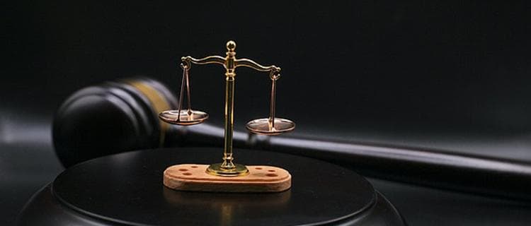 孩子成年后父母离婚孩子跟谁怎么判