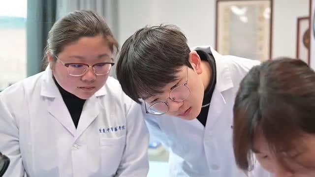 百姓记录｜针灸能美容？这个中医教授的课圈粉00后学生