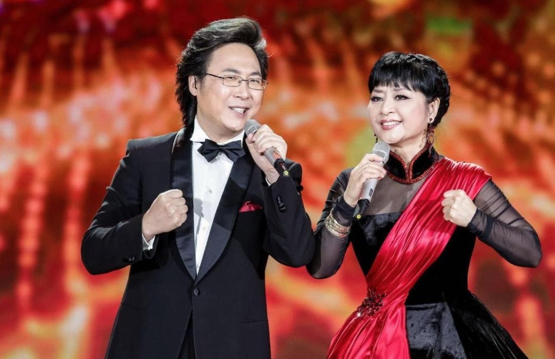春晚彩排上，周华健亲切跟殷秀梅打招呼，不料被殷秀梅冷漠无视，还问：他是谁啊？