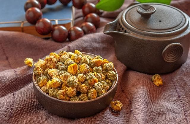 胎菊和杭白菊的区别：从形态、功效到价格的全面解析