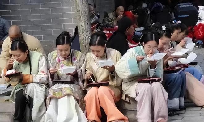 横店13万群演现状：美女成群，懒汉扎堆，降薪后他们的未来如何？
