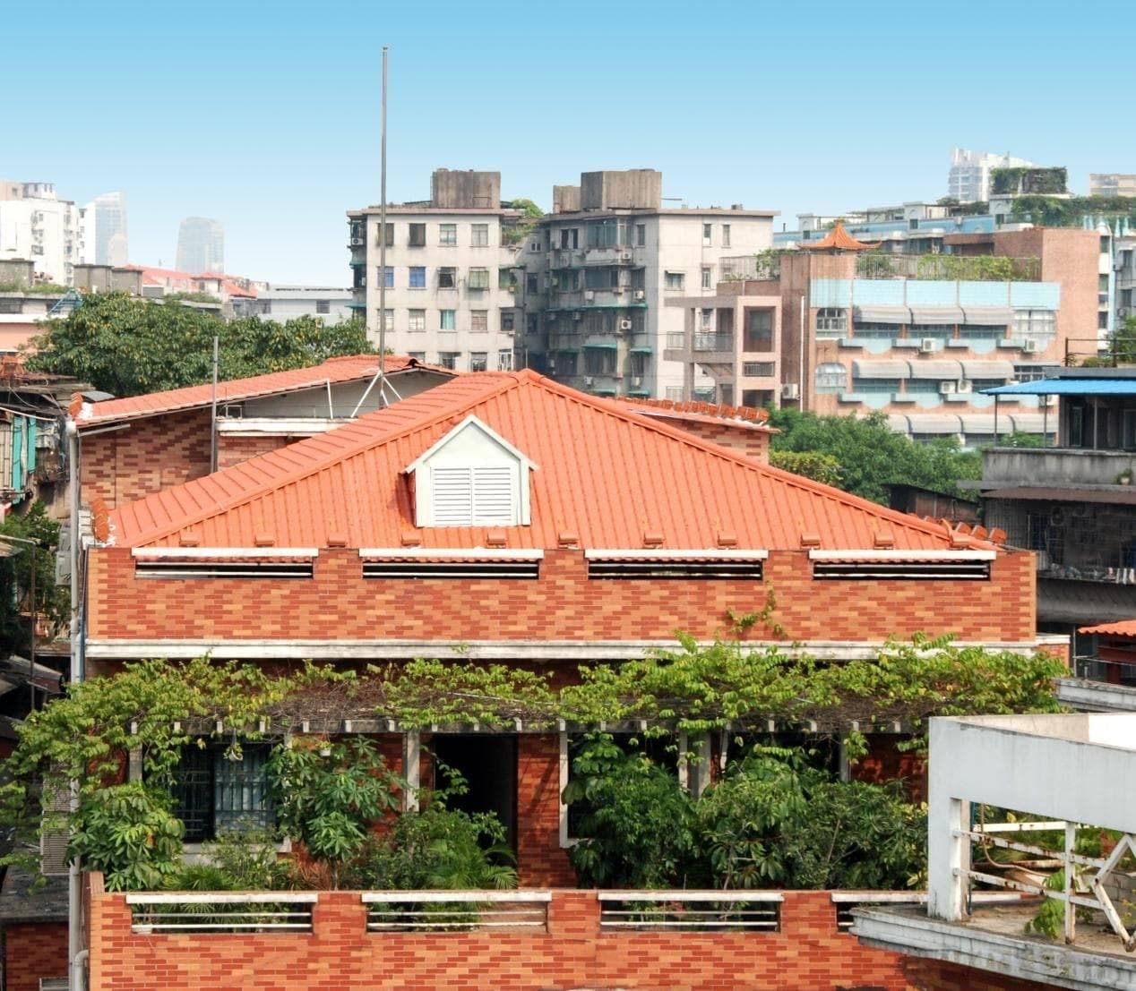 农村自建房屋顶维护：树脂瓦的简单安装与长久寿命
