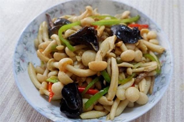 家常炒白玉菇，微辣咸香，鲜香滑爽，白玉菇这样做也是下饭菜