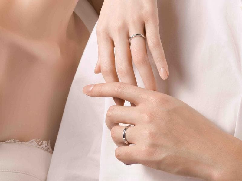 东西方文化新娘婚戒佩戴差异：左手无名指成主流
