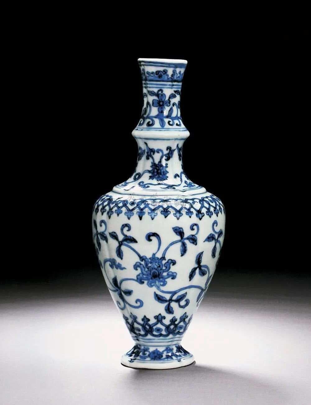 中国陶瓷艺术的瑰宝：历代青花瓷精品赏析