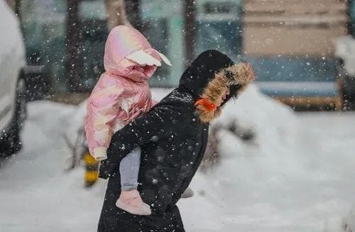 新疆12月降水量偏多三成，乌鲁木齐降雪量增七成领跑