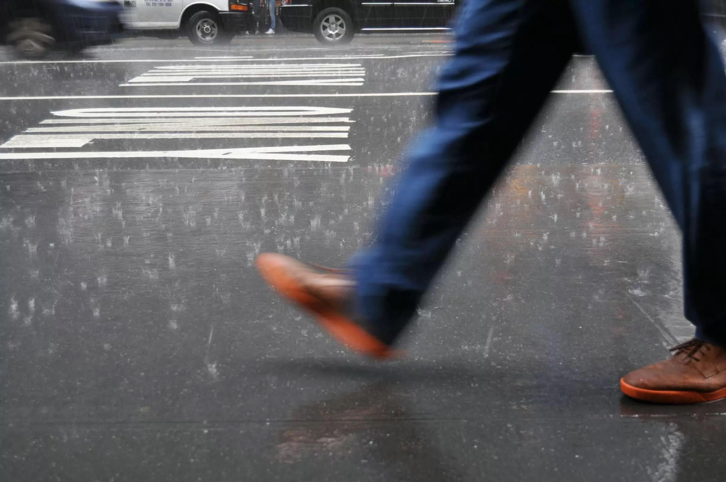 雨中疾走：速度与湿度的科学解析