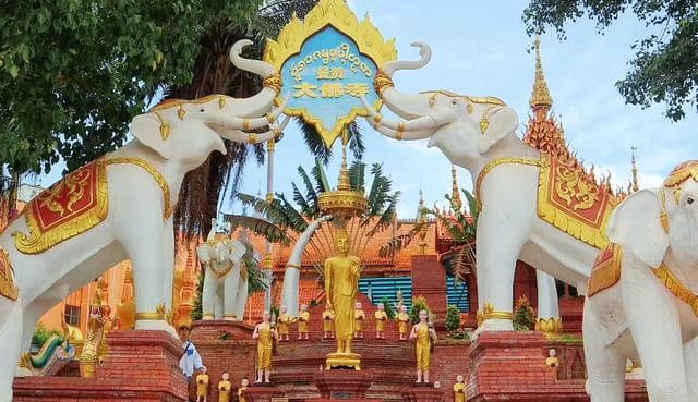 云南西双版纳古村寨中的百年佛寺，傣族风情，建筑奇特，国内罕见