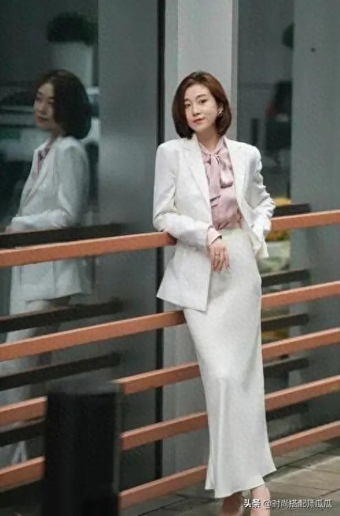 女人一旦过50岁，不建议穿这3种颜色！看着俗气显老，廉价感十足