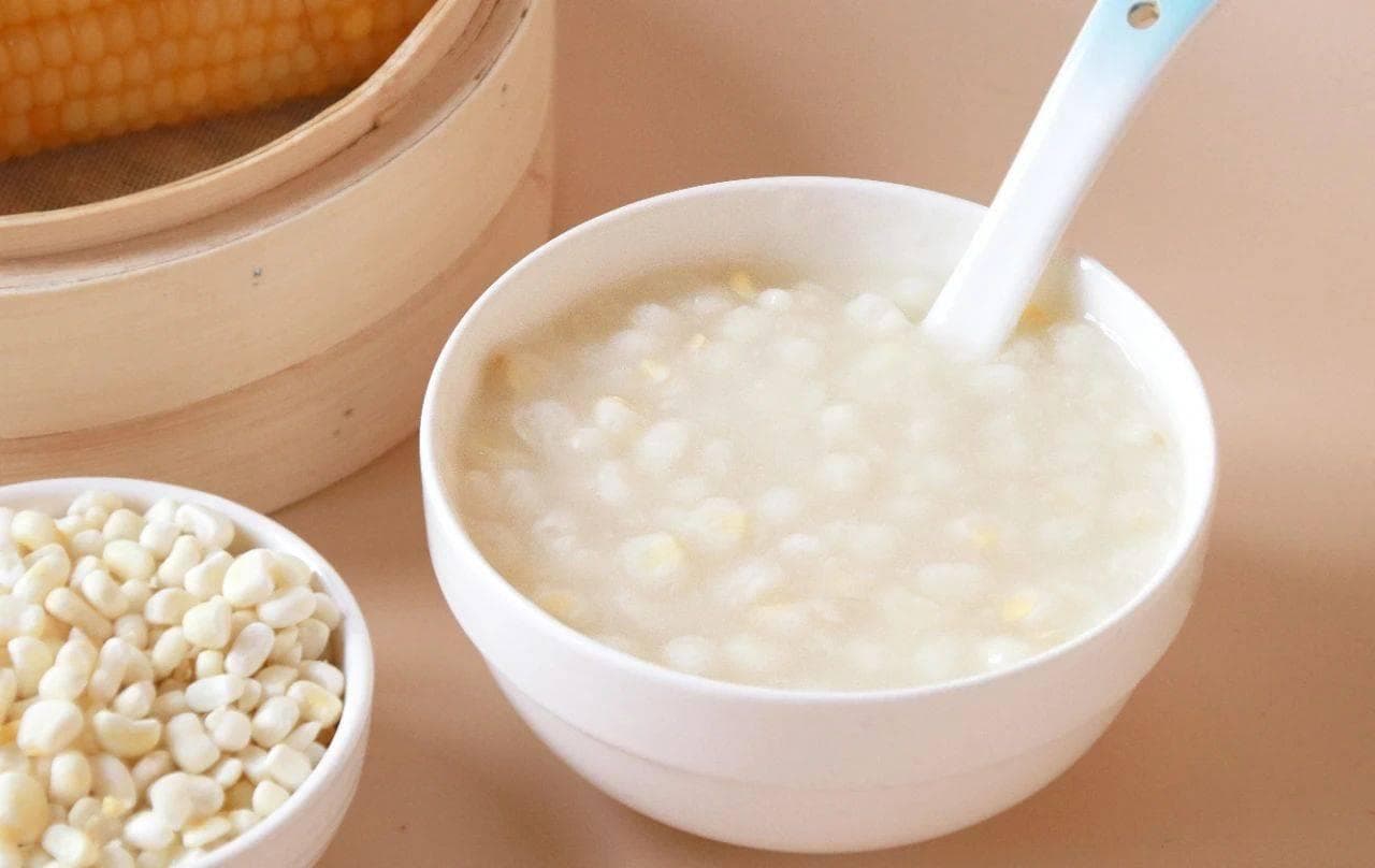 玉米粥的美味秘诀：新鲜嫩浆玉米脱皮熬煮