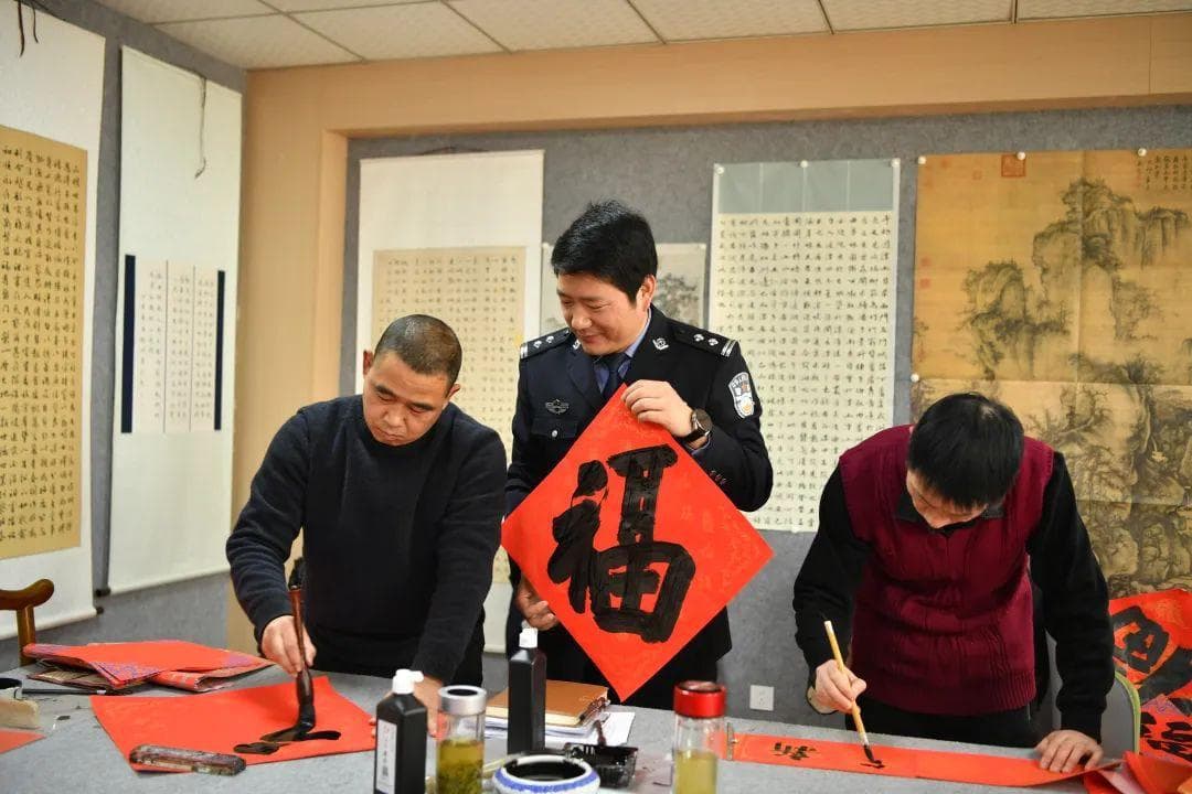 挥毫迎新年，墨香沁警营！湖北公安文化走基层写春联送祝福活动走进恩施公安