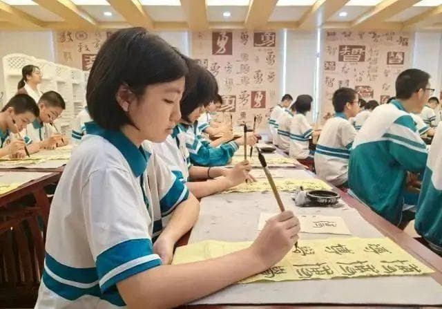 衡水一中学将实行双休制，家长们陷入恐慌，纷纷抵制：完全是胡闹！