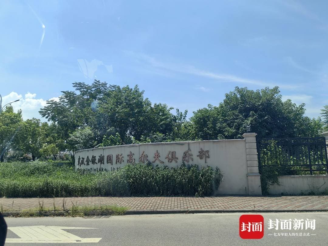 武汉一别墅小区持续违建多年，中介称“交40万可随便整”