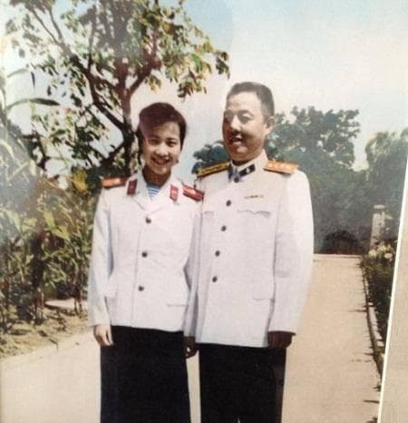她是苏振华上将最后一任夫人，将军病逝后，她花了10年为丈夫作传