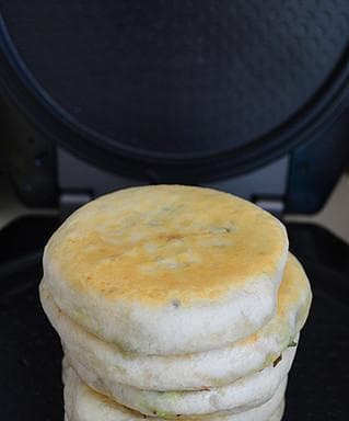 制作美味山东大烙饼（传统美食品尝，独具特色的山东大烙饼）