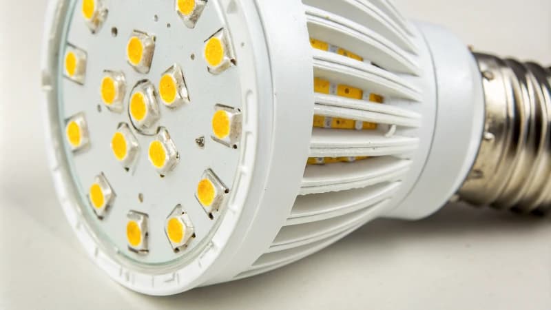 LED灯为什么会变黄？原因分析与预防方法