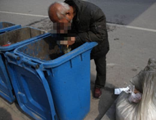 亿万电商张白鸽：出生被遗弃垃圾桶，被老汉拾荒养大，24年后反哺