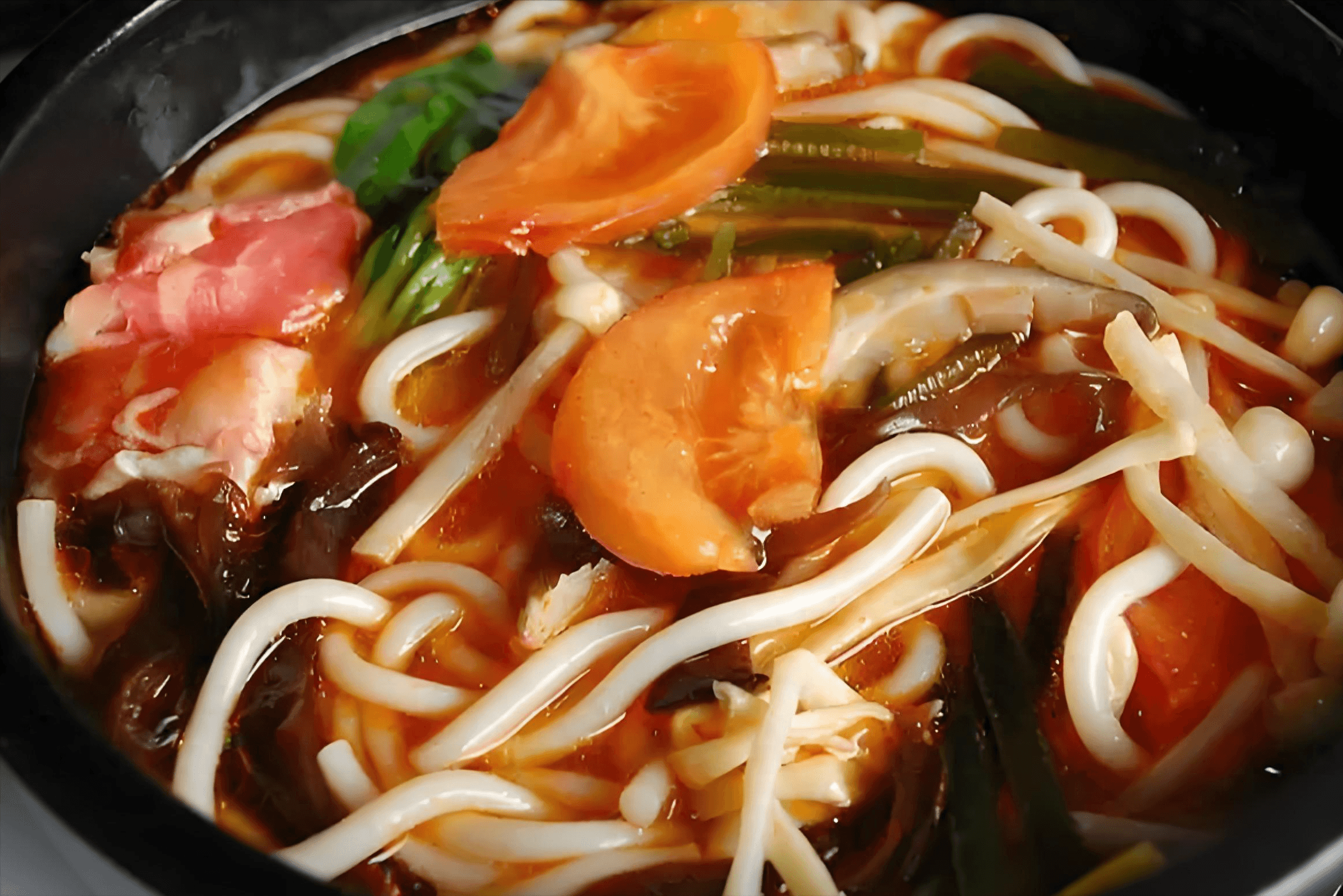 昆明十大特色美食：过桥米线、鲜花饼、野生菌火锅等