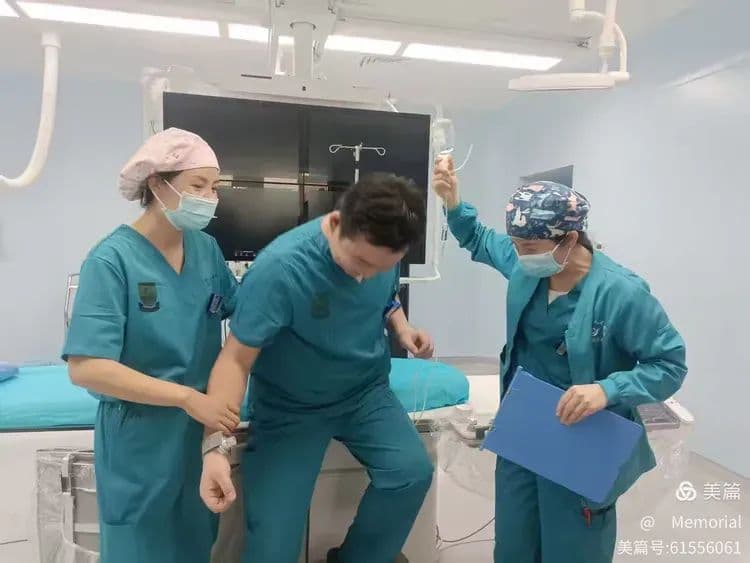 介入手术室开展"患者转运途中突发心跳呼吸骤停"应急演练