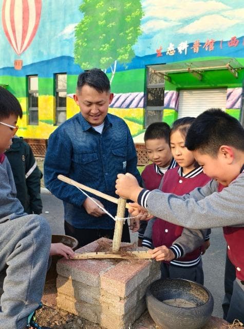 沈抚育才实验学校：劳动课"钻木取火" 锻炼学生生存能力