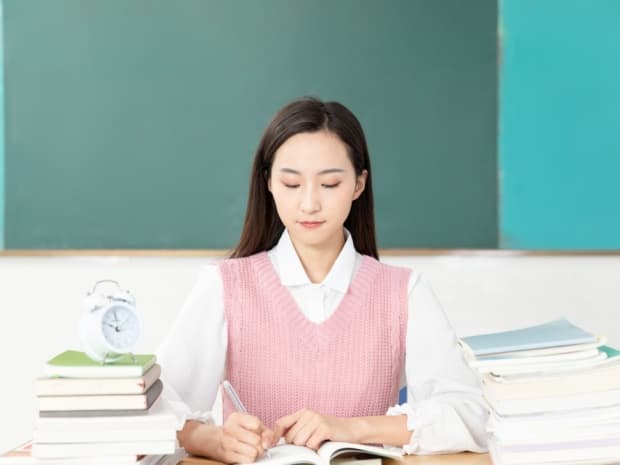 标准书桌多高？打造舒适学习环境的小窍门