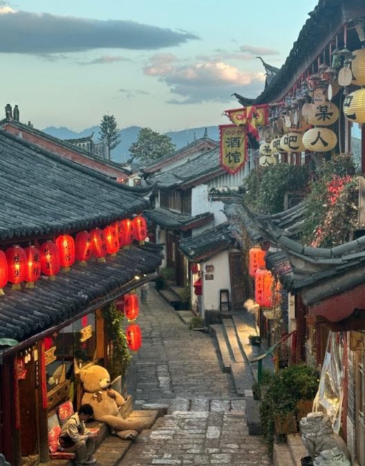 丽江古城的夜，宁静与喧嚣、古老与现代的完美融合