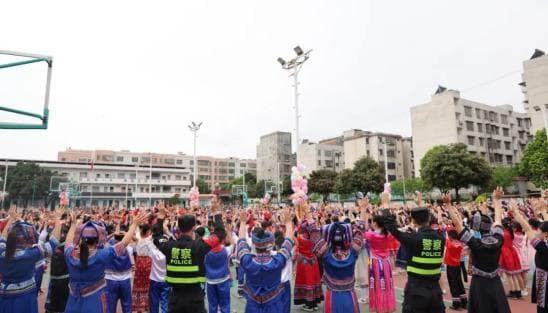 共庆“广西三月三” 警民和谐话平安