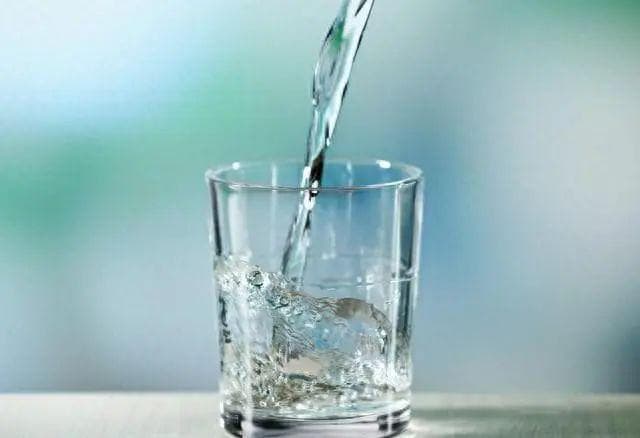 你喝的“健康水”可能是错的！纯净水和矿泉水哪个更安全？