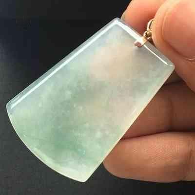 翡翠两条金鱼寓意：传统文化与幸福的象征