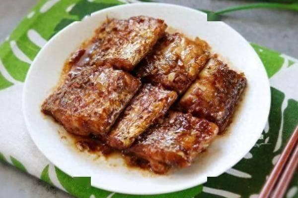 煎带鱼，一道经典的家常菜肴，因肉质细嫩、味道鲜美而深受喜爱
