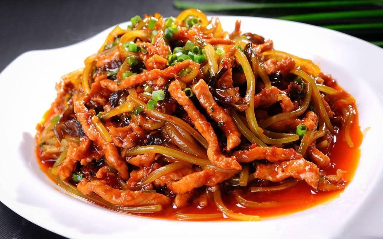 鱼香肉丝：无鱼却香，酸甜辣咸鲜的川菜传奇
