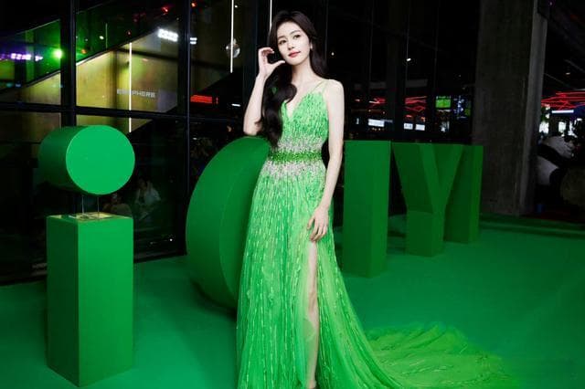 白鹿泰国见面会绿毯：绝美亮相，征服全球媒体与粉丝