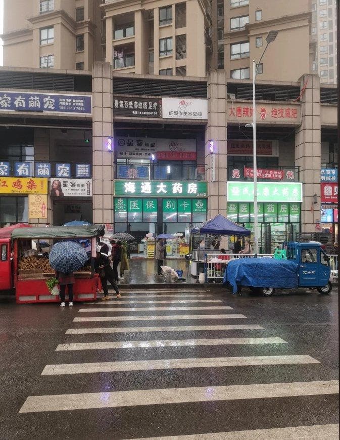 如何在保障摊贩生计的同时，减少对居民的噪音干扰？