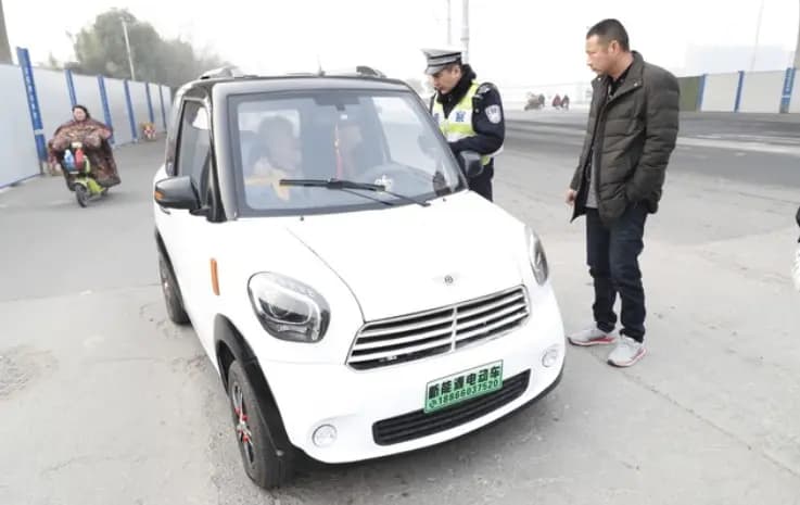 多地整治老年代步车，老年人该如何安全出行？