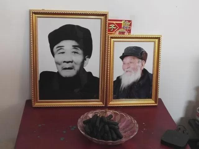 老人去世后，照片是烧还是留？看完你就明白了